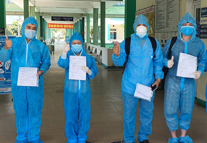 The recovered patients pose for a photo before leaving the Da Nang Lung Hospital. Photo:L.T