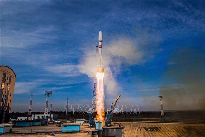 Tên lửa đẩy Soyuz-2.1b mang theo 36 vệ tinh viễn thông và Internet của Anh rời bệ phóng tại sân bay vũ trụ Vostochny, ngoại ô thành phố Uglegorsk, vùng Viễn Đông Nga, ngày 25/3/2021. Ảnh: AFP/TTXVN