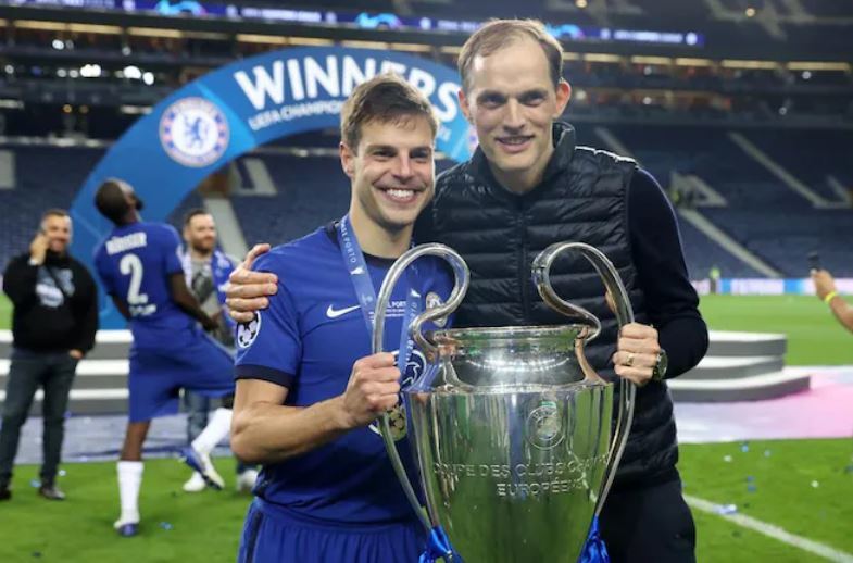 HLV Thomas Tuchel (bìa phải) cùng cậu học trò cưng, đội trưởng Azpilicueta.  Ảnh: NetNews