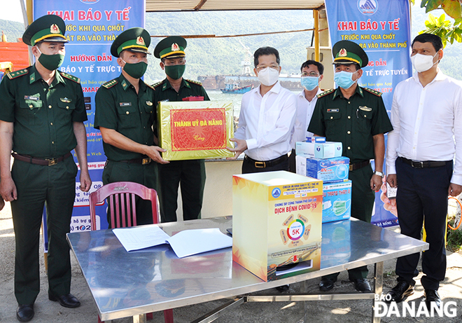 Da Nang Party Committee Secretary Nguyen Van Quang (fourth from right) presents gifts to forces on duty at a checkpoint set up at Tho Quang Finishing Wharf, May 30, 2021. Photo: LE HUNG