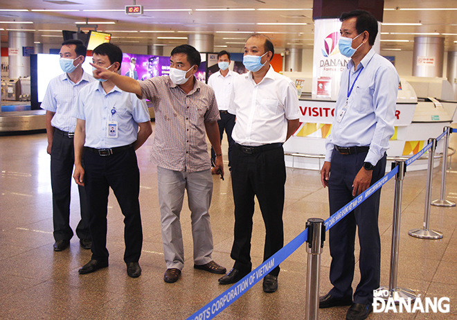 Da Nang People's Committee Vice Chairman Le Quang Nam (second from right) inspects the operation of a checkpoint at the Domestic Passenger Terminal at the Da Nang International Airport in Hai Chau District, May 30, 2021. Photo: XUAN DUNG