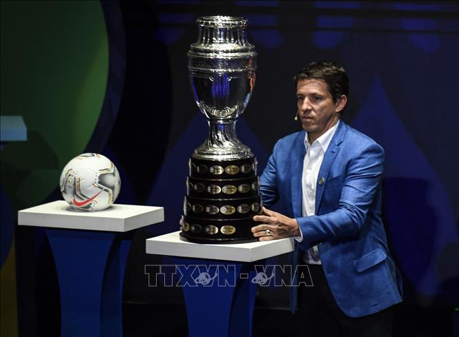 Cup Copa America được giới thiệu tại Cartagena, Colombia ngày 30-5-2021. Ảnh: AFP/TTXVN