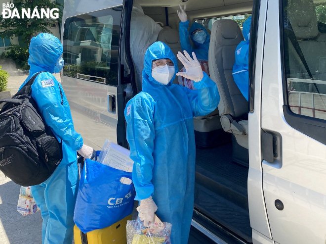 The recovered patients demonstrate joy and happiness before leaving the hospital. Photo: L.H