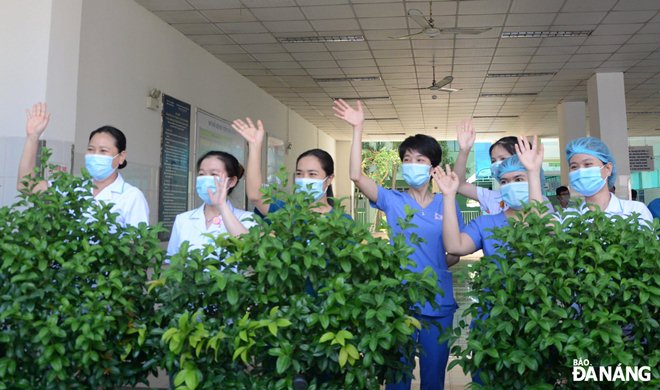 Y bác sĩ Bệnh viện Đà Nẵng vẫy tay chào các thành viên đoàn lên đường làm nhiệm vụ thiêng liêng tại tỉnh Bắc Giang. Ảnh: LÊ HÙNG