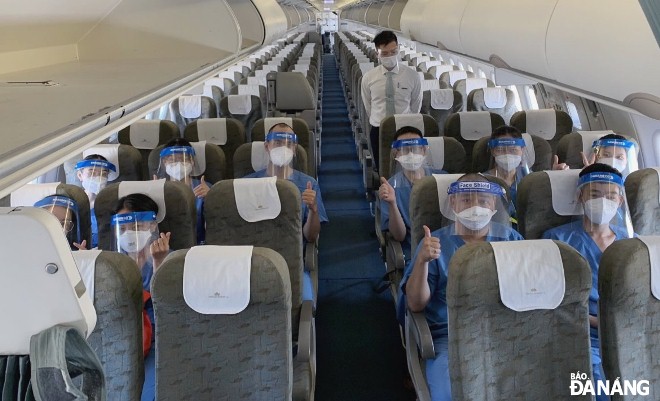 Chuyến bay rời Đà Nẵng, chở 10 y bác sĩ Bệnh viện Đà Nẵng ra hỗ trợ tỉnh Bắc Giang trong công tác phòng, chống Covid-1. Ảnh: LÊ HÙNG
