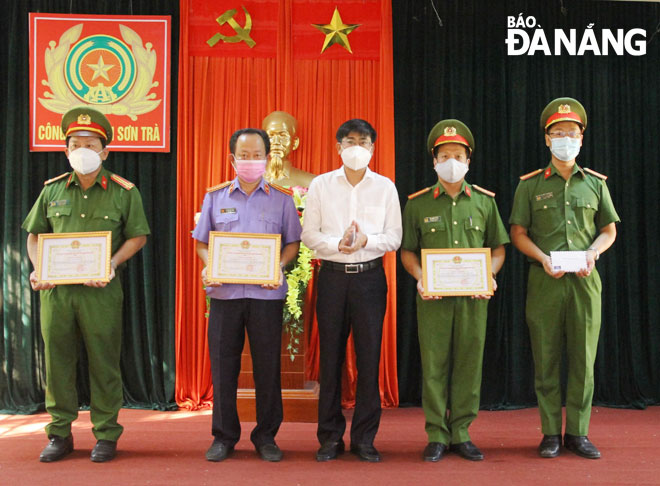 Khen thưởng Công an quận Sơn Trà vì thành tích xuất sắc trong công tác bảo đảm an ninh trật tự