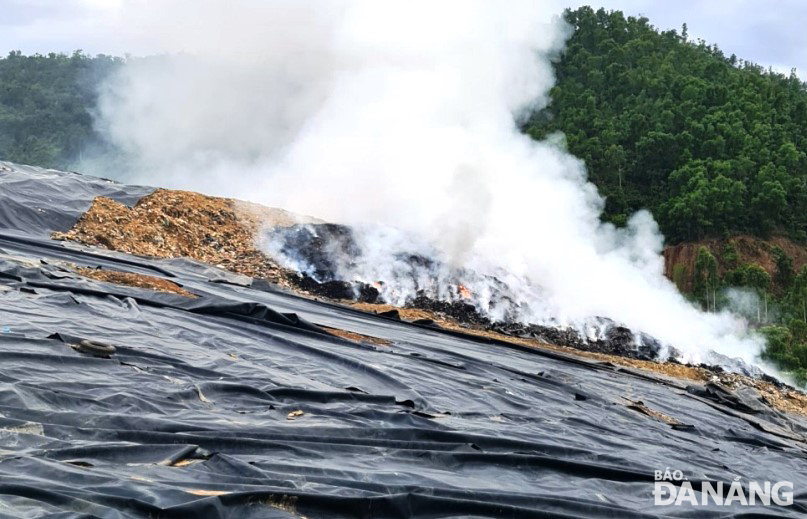 Dập tắt đám cháy tại bãi rác Khánh Sơn
