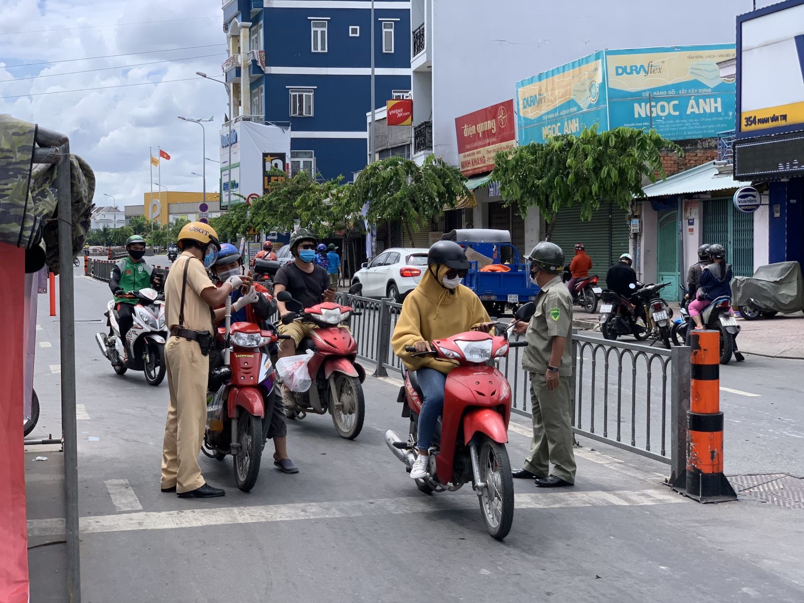 TP. Hồ Chí Minh tiếp tục giãn cách xã hội thêm 14 ngày theo Chỉ thị 15