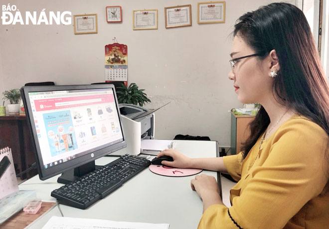 Ngành thuế thành phố đang thực hiện các giải pháp để quản lý thuế thương mại điện tử hiệu quả trong thời gian đến. TRONG ẢNH: Khách hàng tham khảo mua hàng trên sàn thương mại điện tử Shopee.  Ảnh: M.QUẾ