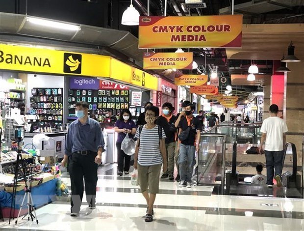 Residents in Bangkok go shopping (Photo: VNA)