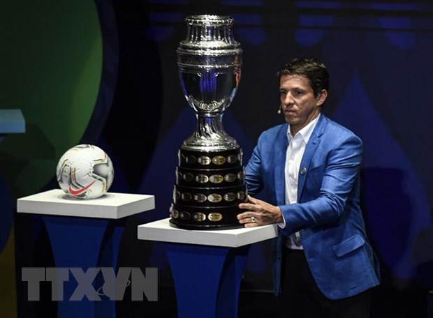 Cup Copa America được giới thiệu tại Cartagena, Colombia. (Ảnh: AFP/TTXVN)