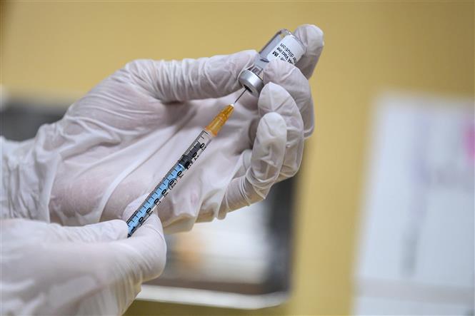 Nhân viên y tế chuẩn bị tiêm vaccine phòng COVID-19 của hãng Pfizer cho người dân tại Tokyo, Nhật Bản, ngày 17/2/2021. Ảnh: AFP/ TTXVN