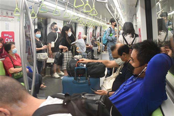 Người dân đeo khẩu trang phòng dịch COVID-19 trên tàu điện ngầm tại Singapore ngày 14/5/2021. Ảnh: THX/ TTXVN