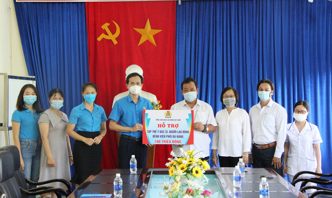  VND100 million went to the medical staff on duty at the Da Nang Lung Hospital