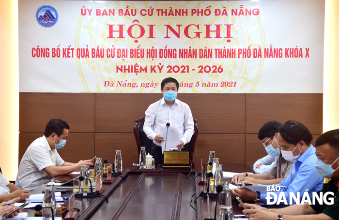 Da Nang Party Committee Deputy Secretary, municipal People's Council Chairman and municipal Election Commission Chairman Luong Nguyen Minh Triet address a meeting announcing the results of the elections, May 31, 2021. Photo: TRONG HUY