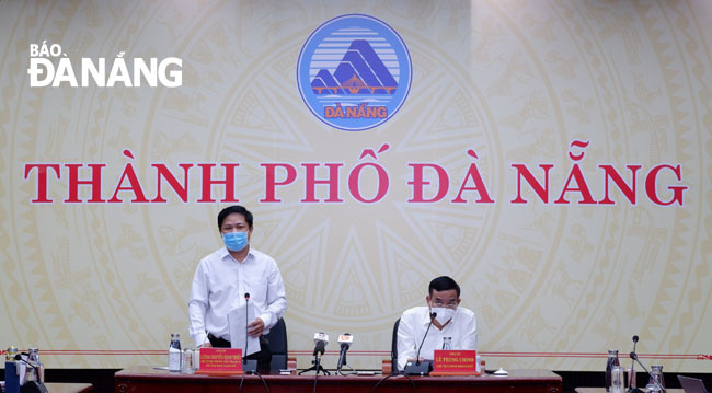 Municipal Party Committee Deputy Secretary Luong Nguyen Minh Triet (left) delivers his address at the meeting on Monday afternoon. Photo: PHAN CHUNG