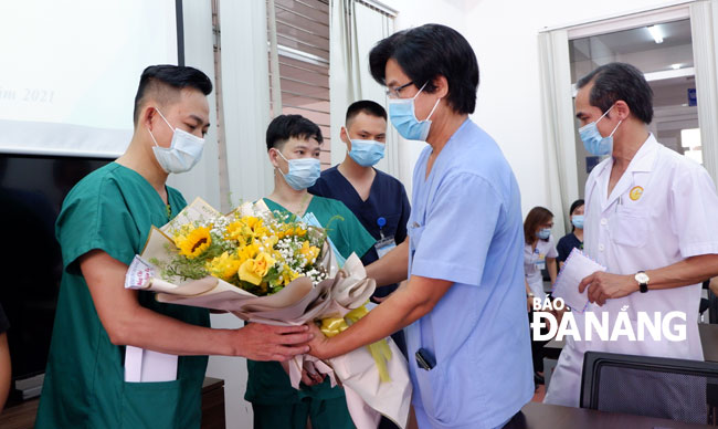 Lãnh đạo Bệnh viện C Đà Nẵng tặng hoa chia tay đoàn y bác sĩ tăng cường cho Bắc Giang. Ảnh: PHAN CHUNG