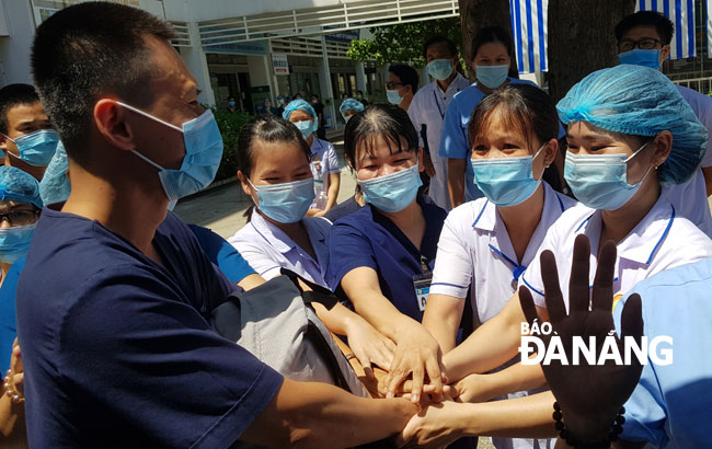 Nhân viên y tế Bệnh viện C Đà Nẵng chia tay đoàn bác sĩ lên đường chi viện cho Bắc Giang. Ảnh: PHAN CHUNG