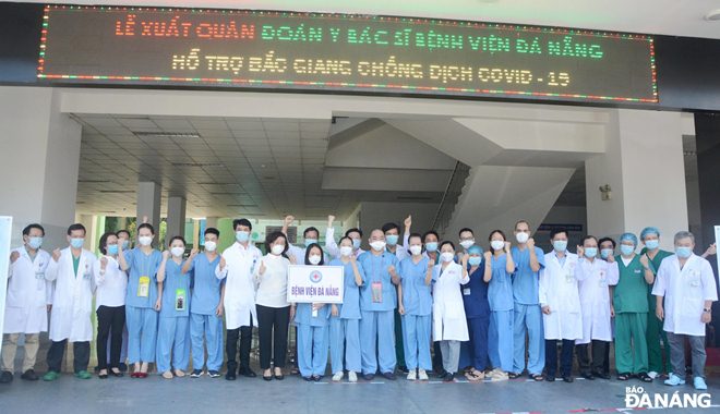 Leaders of the municipal Department of Health and the Da Nang General Hospital and members of the dispatched medical team pose for a photograph before Da Nang medical workers leave for Bac Giang Province. Photo: LE HUNG