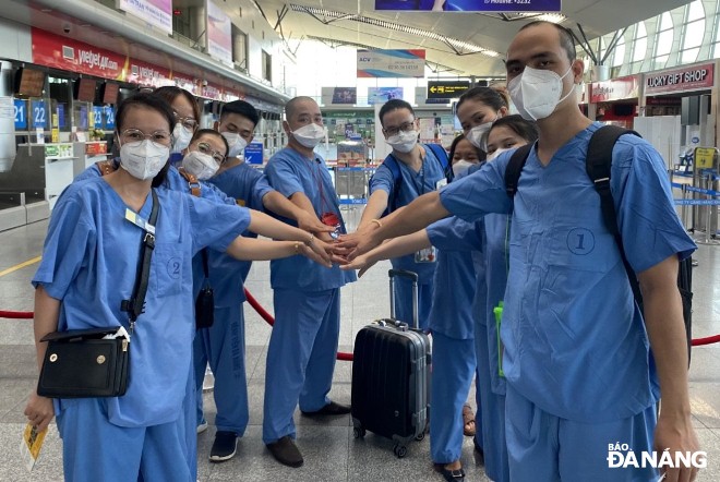 The dispatched medical workers demonstrate their determination to help Bac Giang Province in the fight against COVID-19. Photo: Freelancer