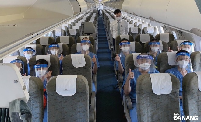 A plane carrying 10 doctors and nurses from Da Nang General Hospital to Bac Giang Province to help it tackle COVID-19. Photo: Freelancer