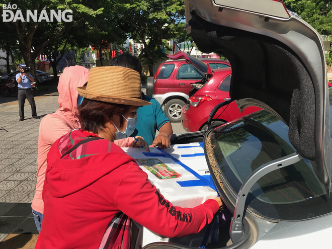 Many Da Nang residents make the purchase of Bac Giang-grown lychees at the headquarters of the Da Nang Youth Union at 71 Xuan Thuy, Khue Trung Ward, Cam Le District, June 1, 2021.