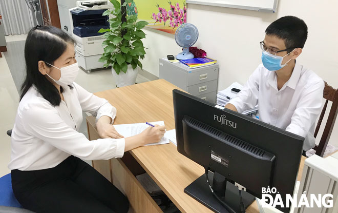 Recently, the local tax sector has initially implemented a number of solutions to strengthen the management and collection of e-commerce tax. A female taxpayer is briefed on tax policies at the headquarters of the Da Nang Tax Department. Photo: MAI QUE