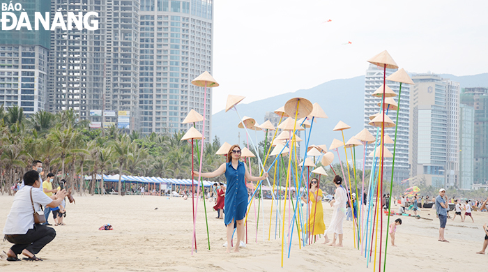 Events and festivals will return to the city after the pandemic has been successfully controlled. In the photo: Miniatures are placed at a beach Da Nang in April 2021. Photo: THU HA.