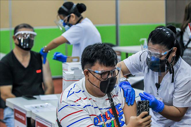 Nhân viên y tế tiêm vaccine phòng Covid-19 cho người dân tại Manila, Philippines, ngày 12-5-2021. Ảnh: THX/TTXVN