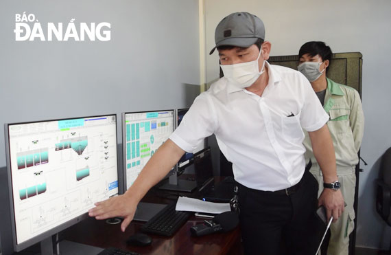 Đại diện Công ty CP Kỹ thuật SEEN tại Đà Nẵng giới thiệu hệ thống quản lý, điều khiển, giám sát hiện đại sẽ đưa vào vận hành tại Trạm xử lý nước rỉ rác Khánh Sơn giai đoạn 2.  Ảnh: HOÀNG HIỆP