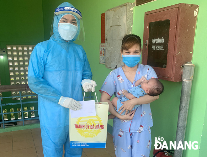 Staff at a designated quarantine site handing gifts from the municipal Party Committee Office to children in isolation. Photo: Freelancer