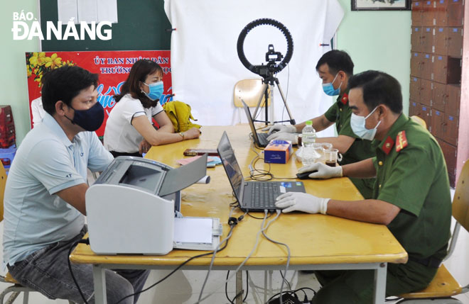 Ngu Hanh Son District police process paperwork and applications for the issuance of chip-based ID cards.