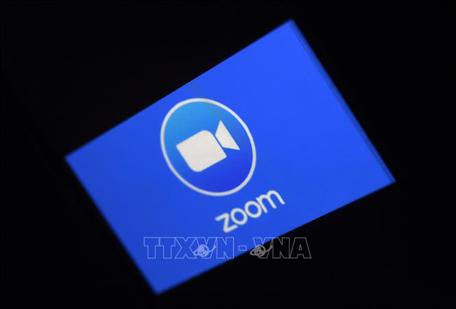 Biểu tượng ứng dụng họp trực tuyến Zoom trên màn hình điện thoại. Ảnh: AFP/TTXVN