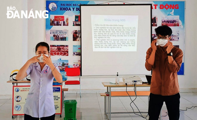 Before embarking on volunteer work, students of Faculty of Medicine and Pharmacy at the University of Da Nang are well trained in COVID-19 prevention and control. Photo: NGOC HA