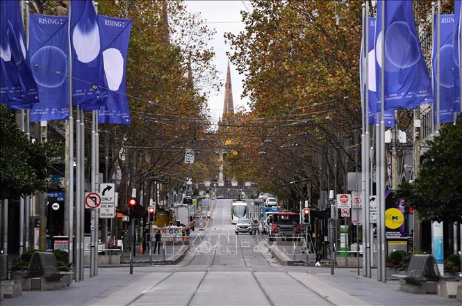 Cảnh vắng vẻ trên đường phố tại Melbourne, Australia, trong thời gian phong tỏa phòng dịch COVID-19, ngày 28/5/2021. Ảnh: THX/TTXVN