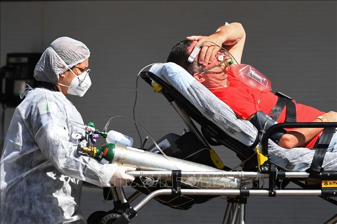 Chuyển bệnh nhân COVID-19 tới bệnh viện ở Brasilia, Brazil, ngày 15/3/2021. Ảnh: AFP/TTXVN