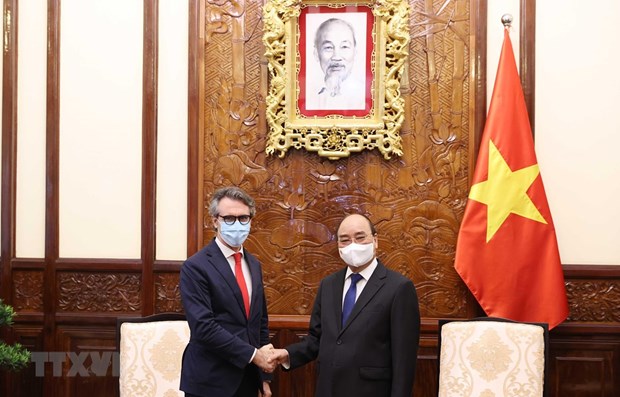 President Nguyen Xuan Phuc (right) and Ambassador Giorgio Aliberti, head of the European Union Delegation to Viet Nam (Photo: VNA)