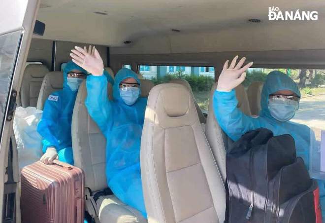 The three recovered patients wave goodbye to staff of the Hoa Vang District Medical Centre before leaving the hospital. Photo: L.H