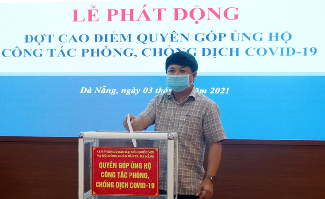 Municipal Party Committee Deputy Secretary cum municipal People's Council Chairman Luong Nguyen Minh Triet makes a donation to the country’s COVID-19 prevention and control fund, June 3, 2021