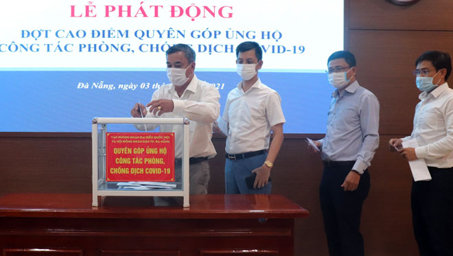 The staff members of the Office of the Da Nang Delegation of National Assembly  Deputies and the municipal People's Council were encouraged to give at least one-day pay to COVID-19 prevention and control fund,