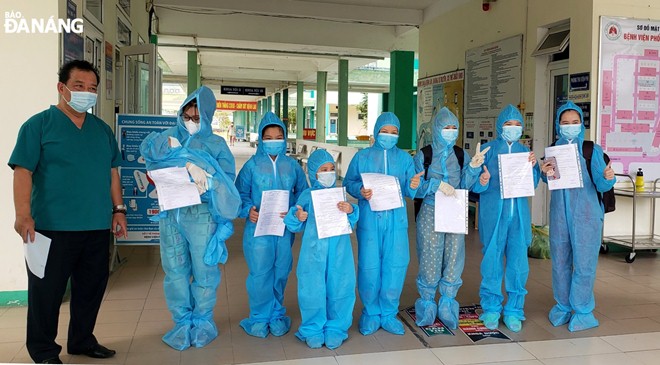 Doctor Le Thanh Phuc, Director of the Da Nang Lung Hospital (left) and the recovered patients pose for a photograph before they leave the hospital. Photo: L.H