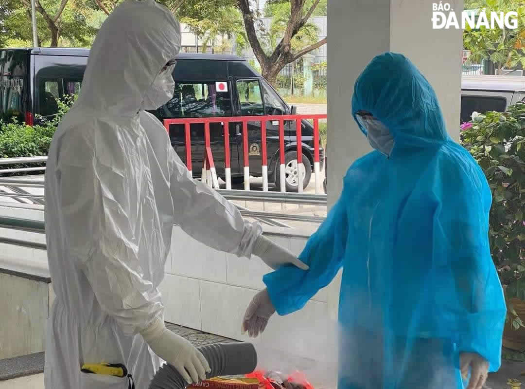 The recoveries are sprayed with disinfectant by medical workers before leaving the Hoa Vang District Medical Center.  Photo: L.H