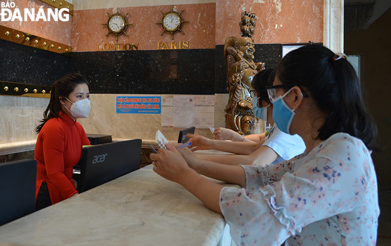 Đoàn kiểm tra do Sở Du lịch chủ trì đang kiểm tra công tác phòng chống dịch một khách sạn trên địa bàn quận Thanh Khê. Ảnh: THU HÀ.