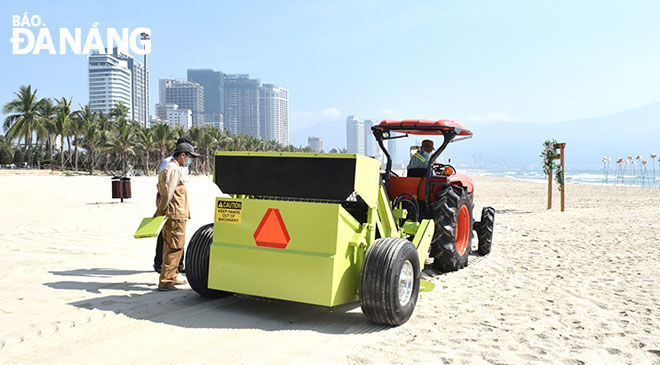 Công ty CP Môi trường Đô thị Đà Nẵng đưa vào vận hành xe cào rác mới để nâng cao chất lượng dịch vụ vệ sinh, thu gom rác tại các bãi biển của thành phố. Ảnh: HOÀNG HIỆP