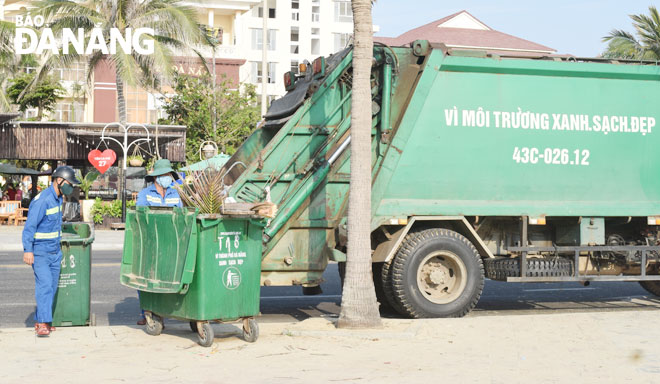 Sau khi được bố trí thêm xe vận chuyển, Xí nghiệp Môi trường Ngũ Hành Sơn bảo đảm thu gom, vận chuyển rác, không để rác sinh hoạt tồn đọng trên địa bàn quận.  Ảnh: PHƯƠNG VŨ