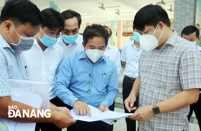 Da Nang Party Committee Deputy Secretary cum municipal People's Council Chairman Luong Nguyen Minh Triet (right) pays an inspection visit to the Nguyen Phan Vinh Primary School, June 3, 2021.