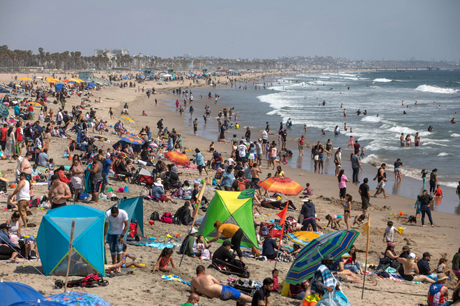 Bãi biển ở Santa Monica, bang California (Mỹ) đông đúc vào ngày 29-5-2021. Ảnh: AFP/Getty Images	