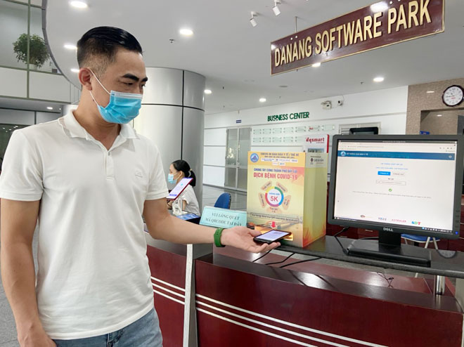 Scanning QR codes helps effectively implement COVID-19 prevention and control missions. A man is seen scanning non-contact QR codes available at the Da Nang Software Park. Photo courtesy of the Da Nang Department of Information and Communications