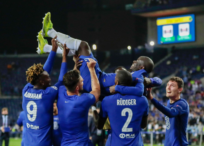 N’Golo Kante được đồng đội Chelsea tung hô sau chiến thắng ở trận chung kết Champions League. Ảnh: New York Times
