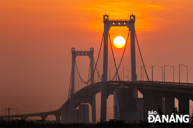 Cầu Thuận Phước - cây cầu treo dây võng bắc qua hai bờ sông Hàn - được thông xe vào tháng 7-2009. Ảnh: VƯƠNG KHẢ THỊNH 